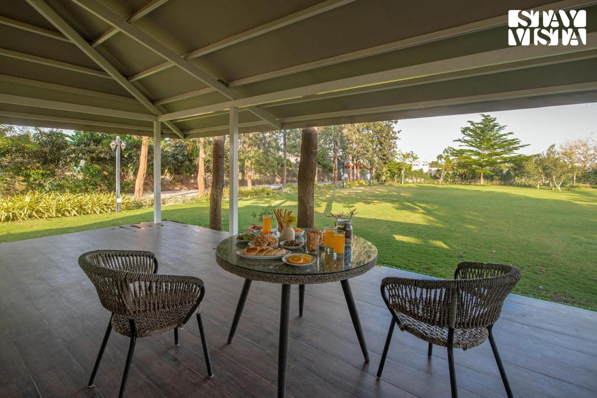 Stayvista'S Silver Grove - Serene Haven With Expansive Lawn & Terrace Nászik Kültér fotó